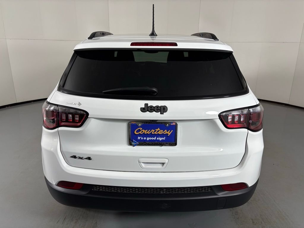 New 2026 Bright White Clear-Coat Exterior Paint Jeep Latitude image 8