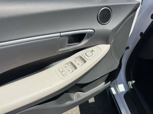 Used 2025 White Hyundai SEL image 18