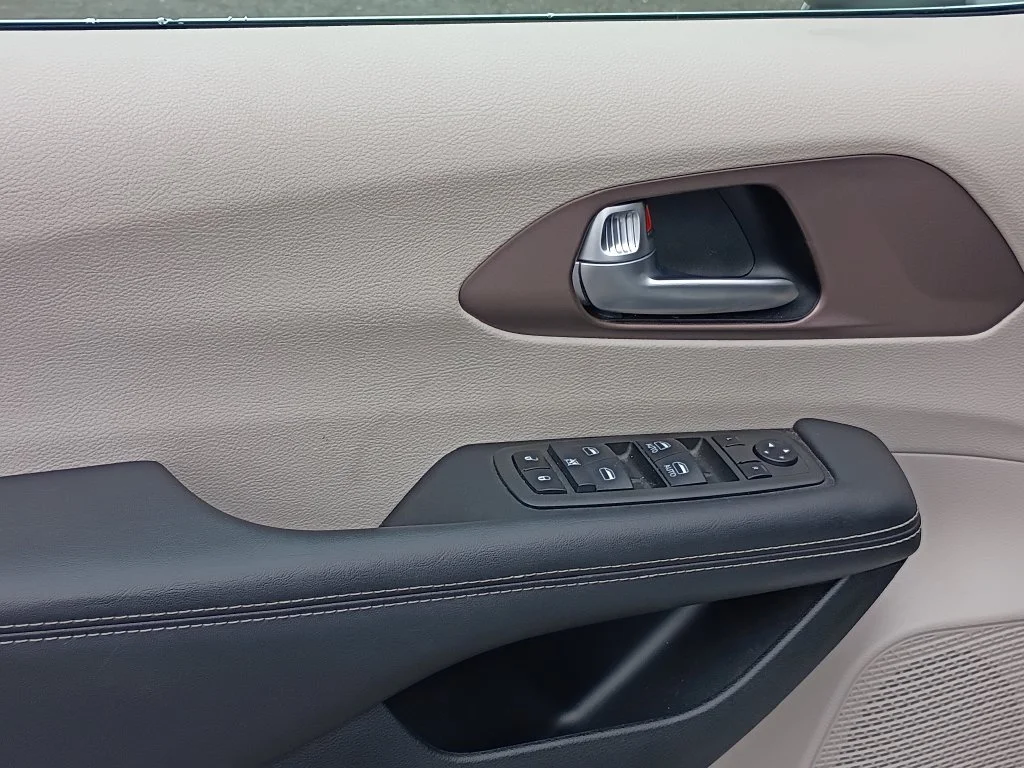 Used 2024 Silver Mist Clearcoat Chrysler LX image 15