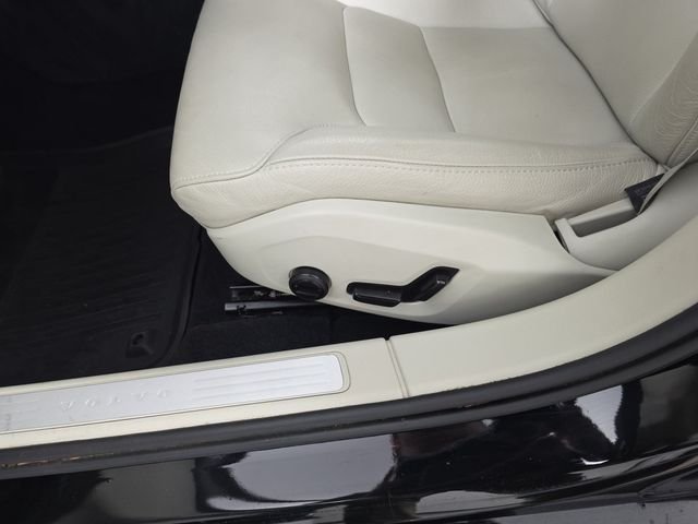 Used 2019 Black / Stone Volvo T5 Momentum image 22