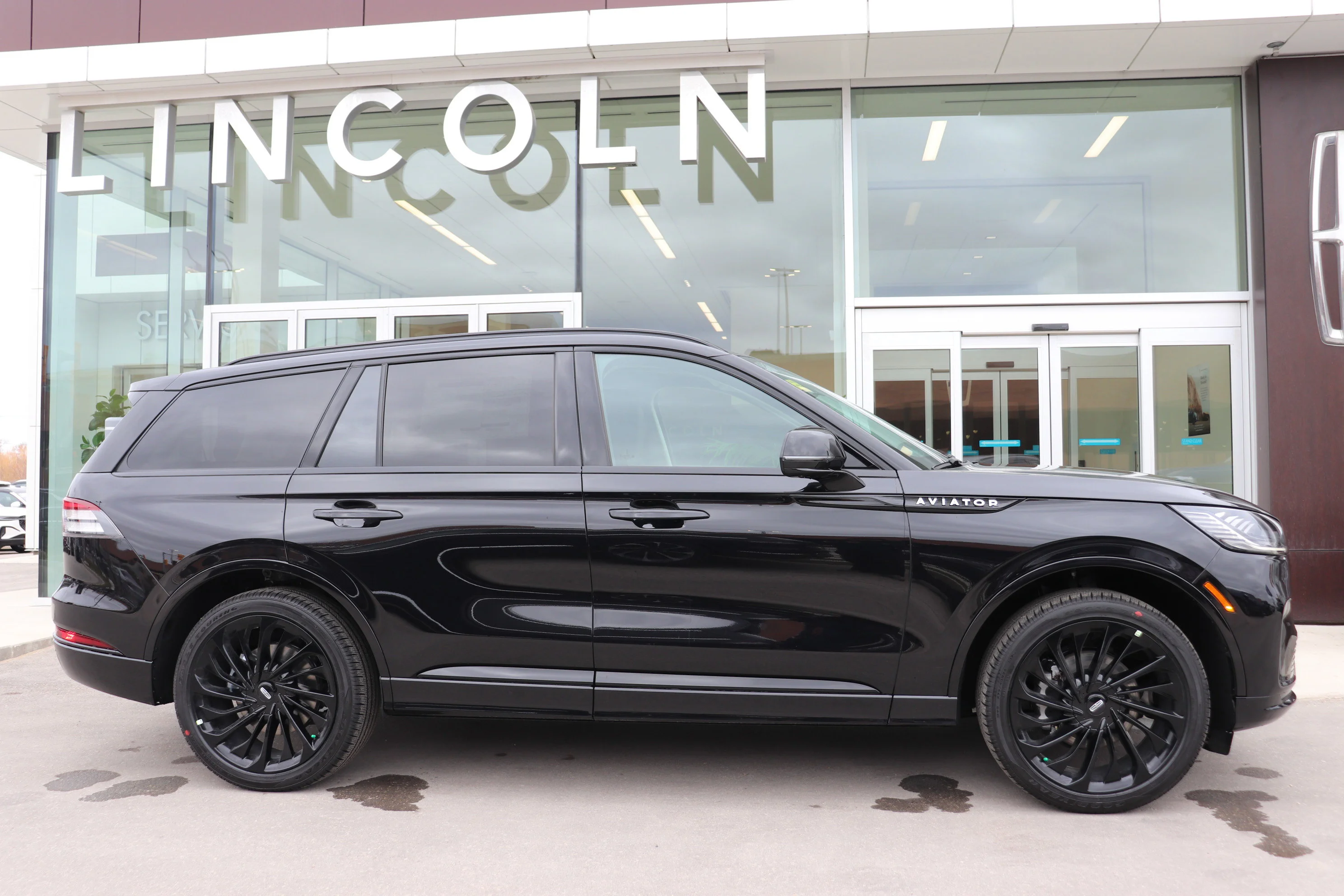 New 2026 INFINITE BLACK METALLIC Lincoln Reserve image 3