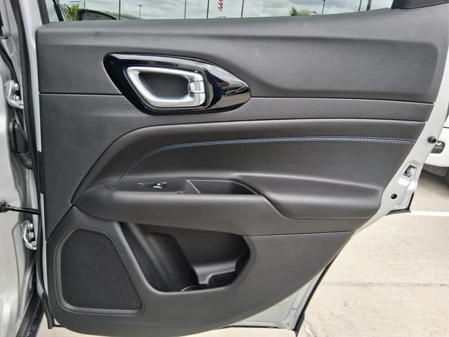 New 2026 Silver Zynith Metallic Clear-Coat Exterior Paint Jeep Latitude image 22