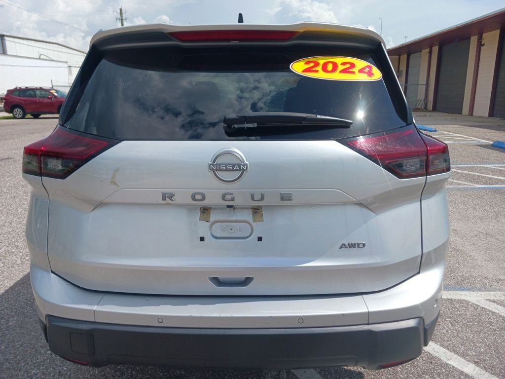 Used 2024 Silver Nissan S image 4