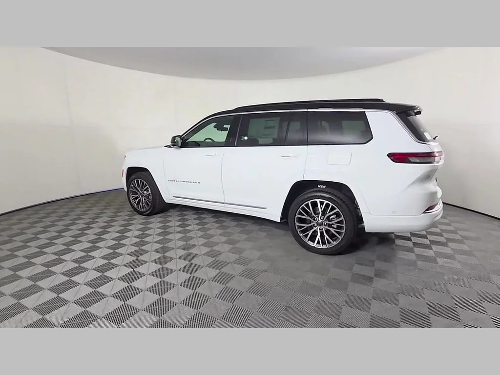 New 2026 Bright White Clear-Coat Exterior Paint Jeep Summit image 32