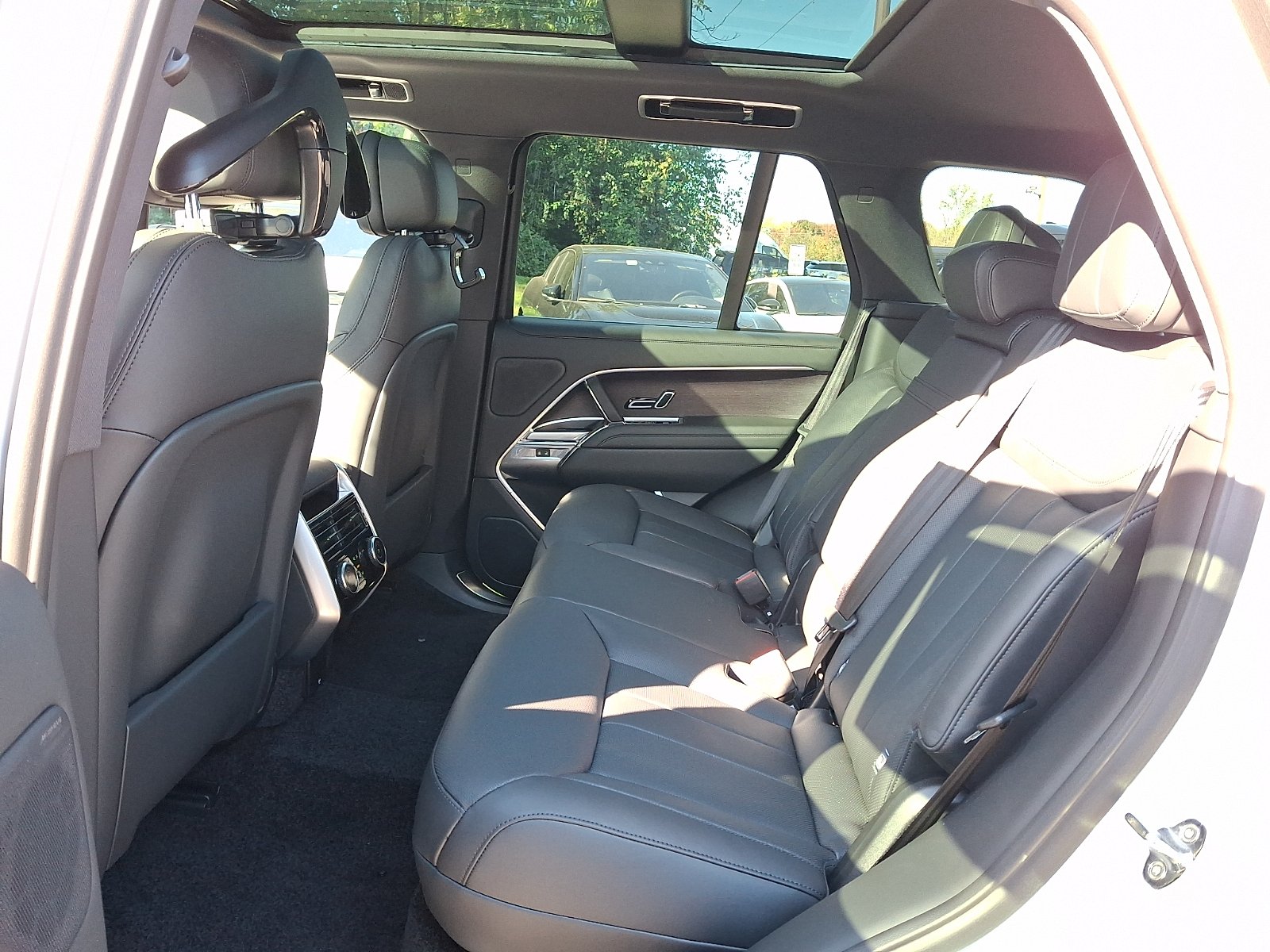 New 2027 Fuji White Land Rover SE image 5