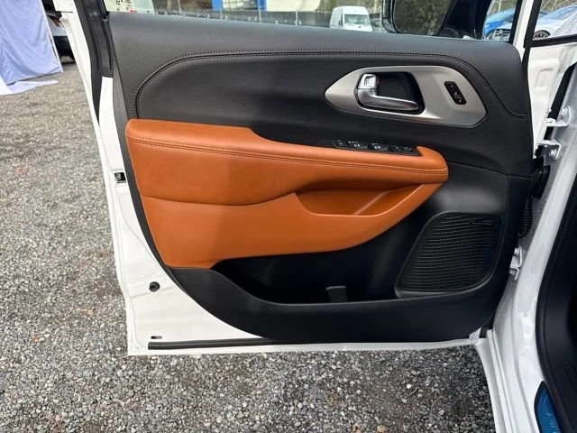 New 2026 Bright White Clear-Coat Exterior Paint Chrysler Pinnacle image 16