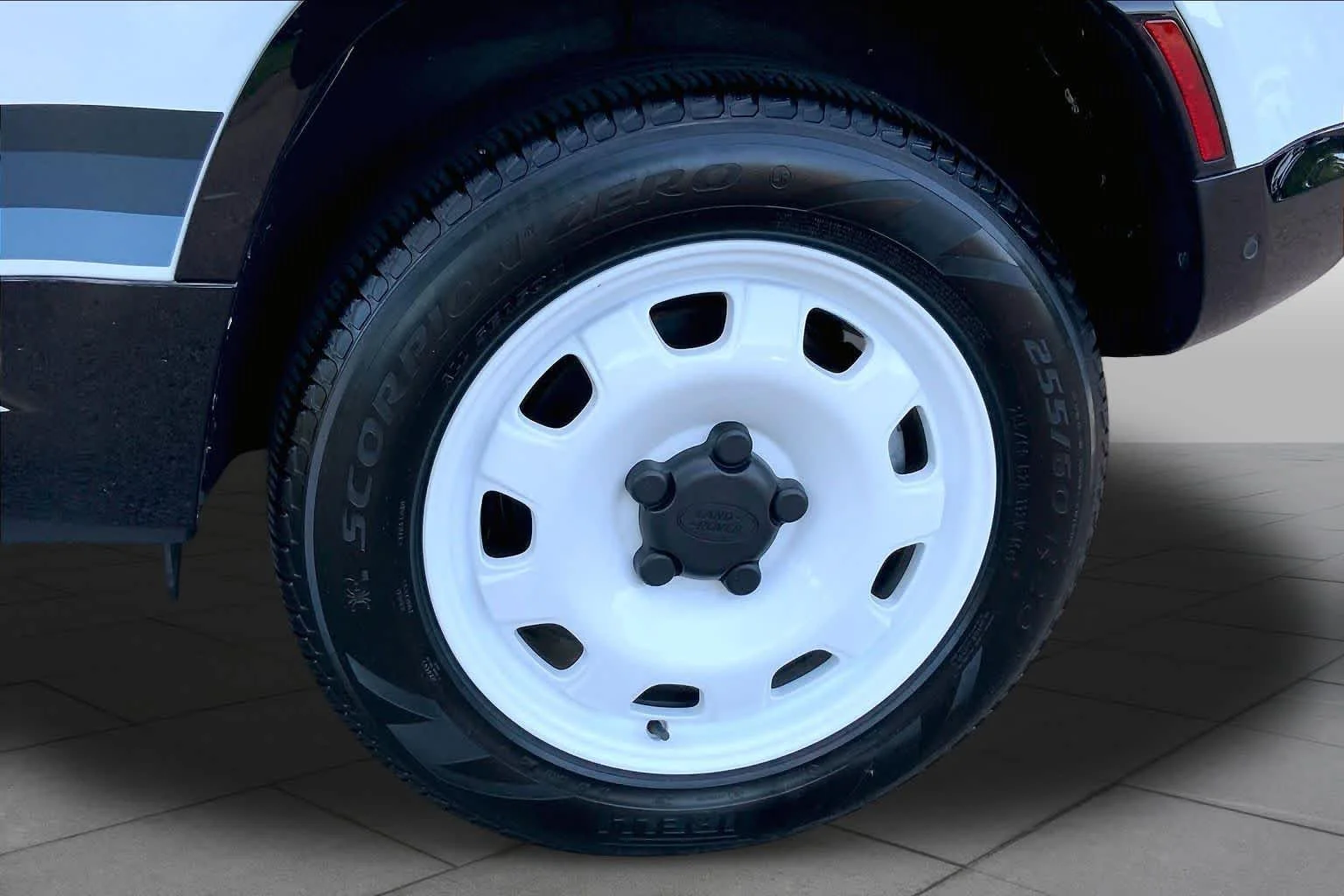 Used 2024 Fuji White Land Rover S image 11