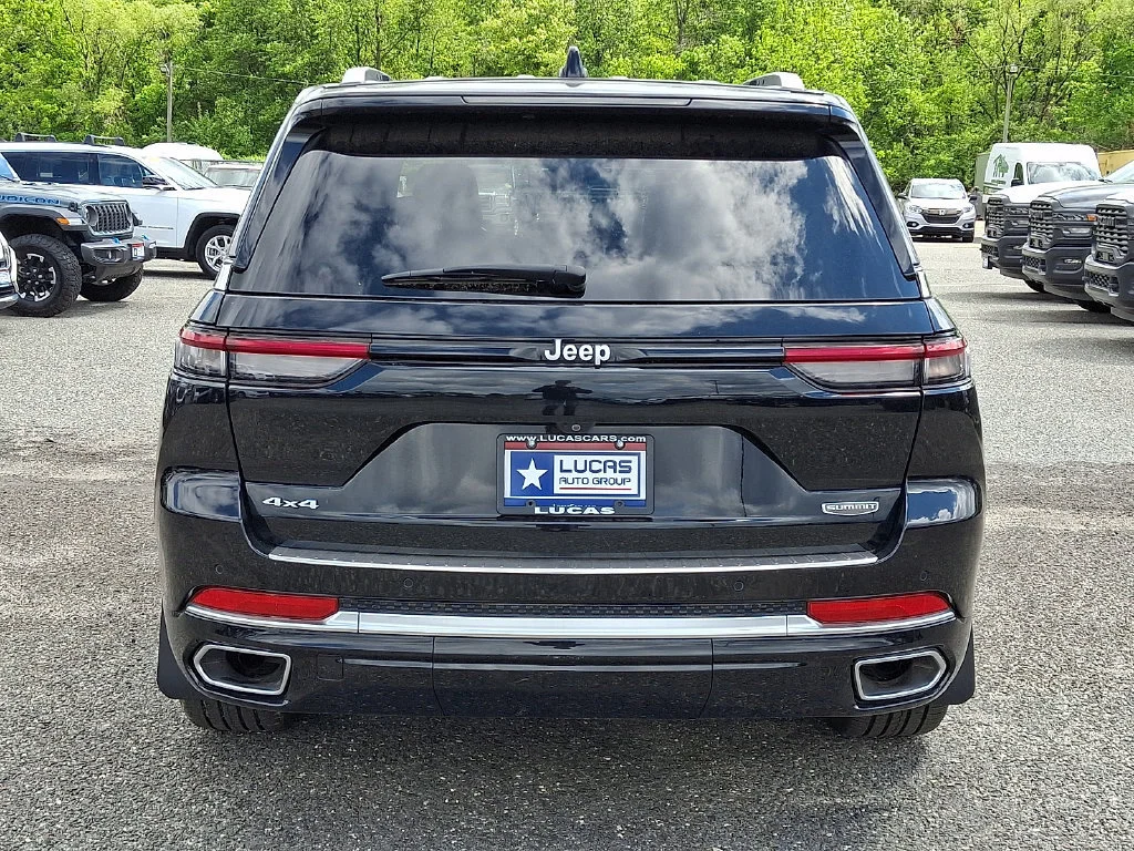 Used 2023 Diamond Black Crystal Pearlcoat Jeep Summit Reserve image 10