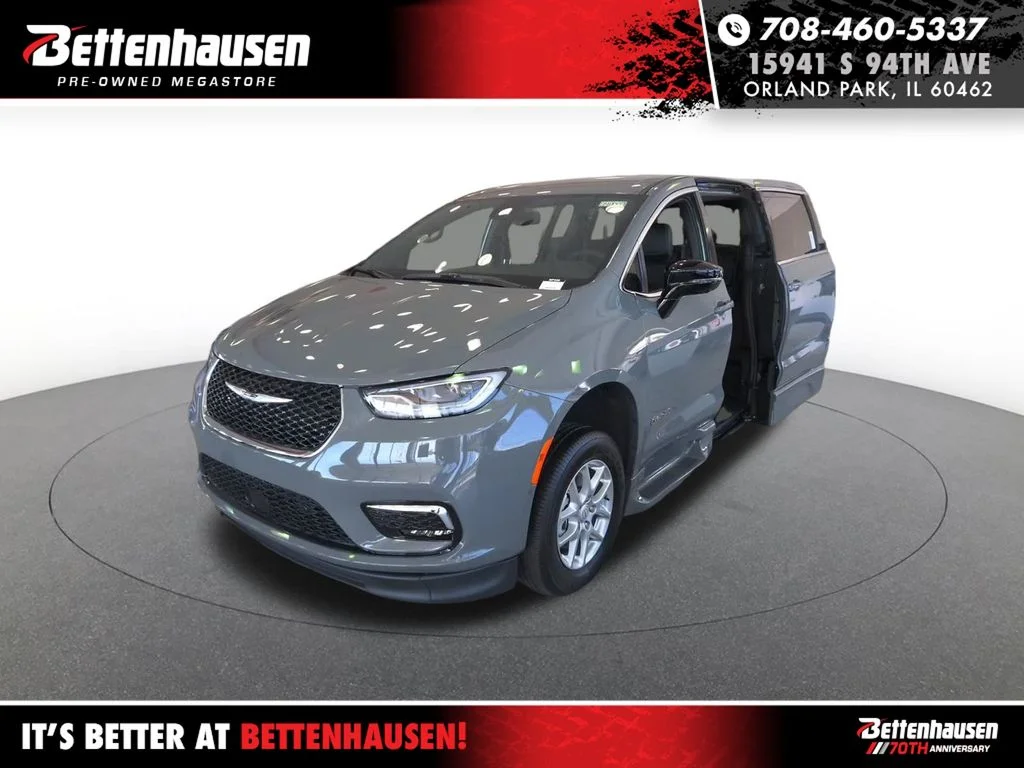 2025 Chrysler Pacifica Select's photo