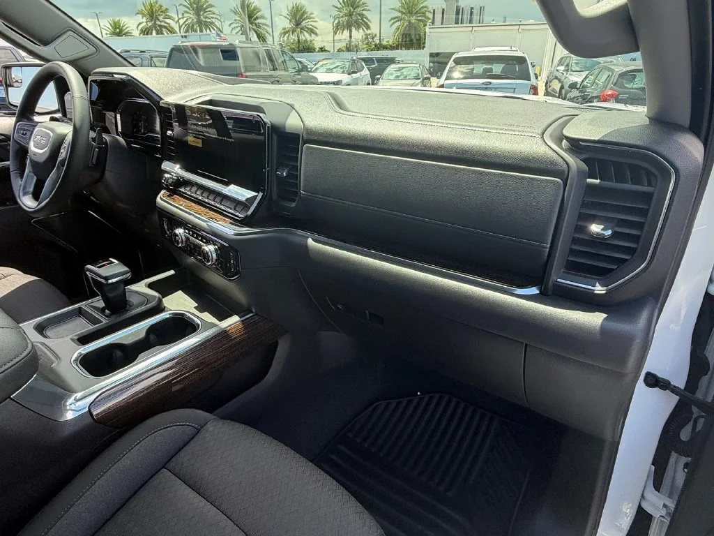 Used 2023 SUMMIT WHITE GMC Elevation image 19