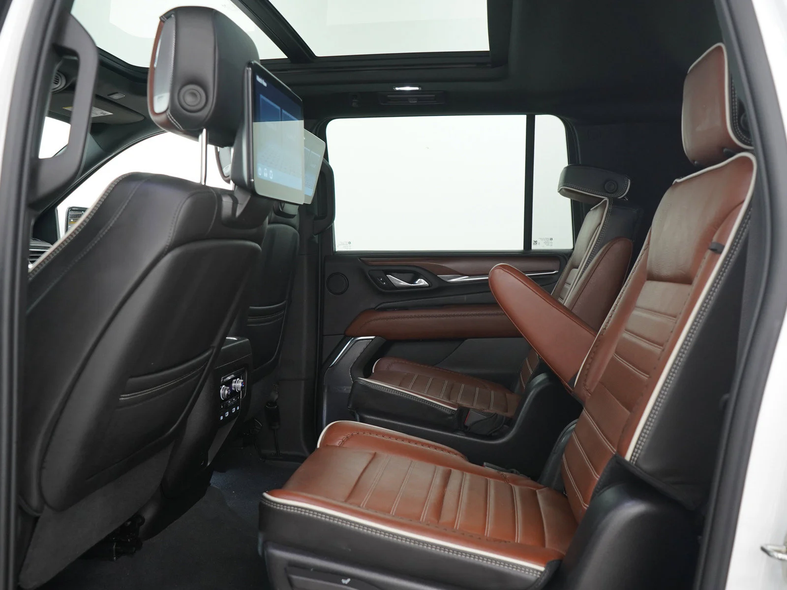 Used 2023 White Frost Tricoat GMC Denali Ultimate image 15