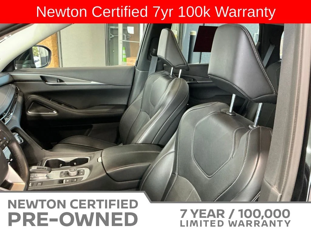 Certified Used 2025 Mineral Black INFINITI LUXE image 18