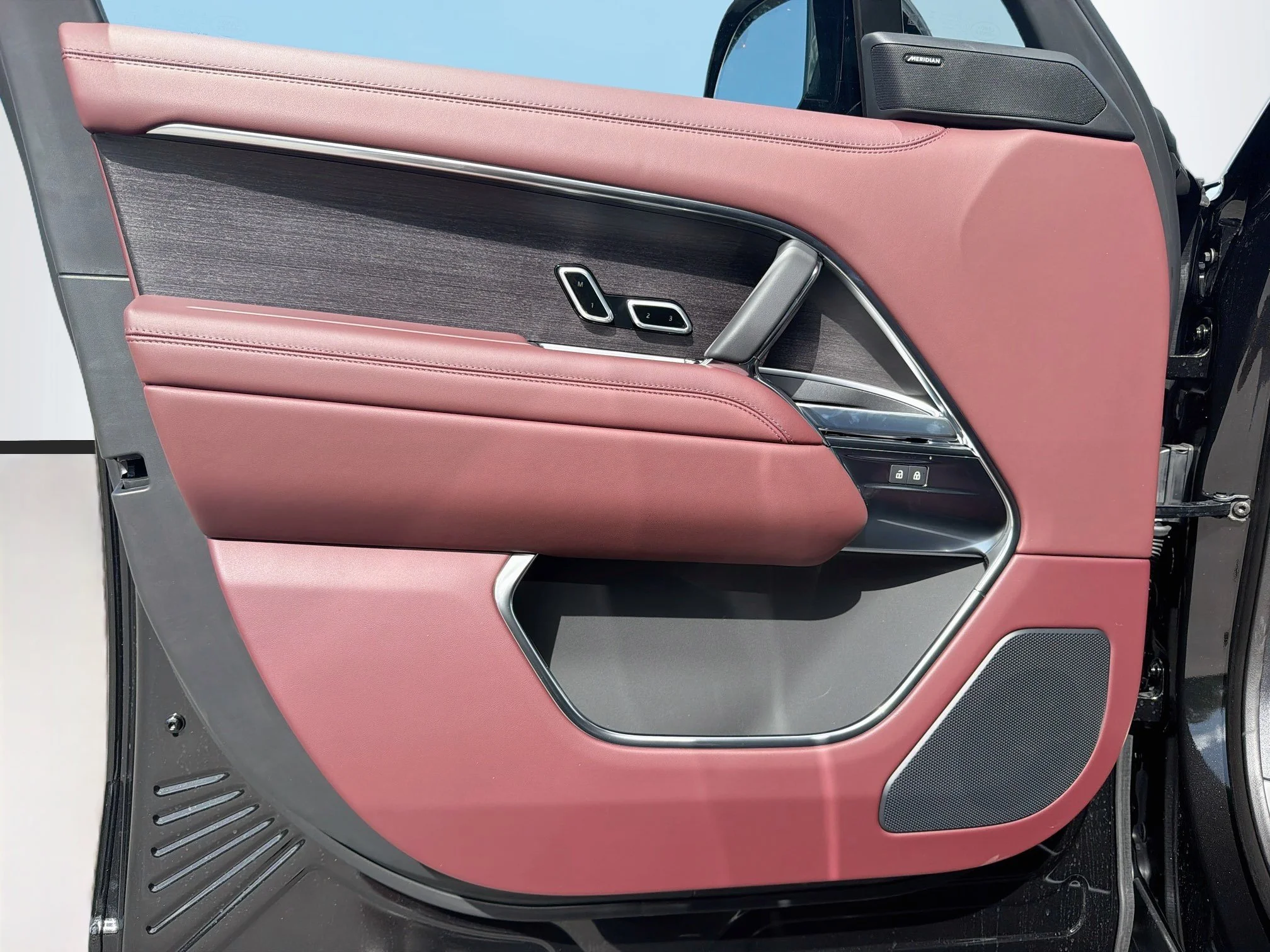 New 2026 Santorini Black Land Rover SE image 23