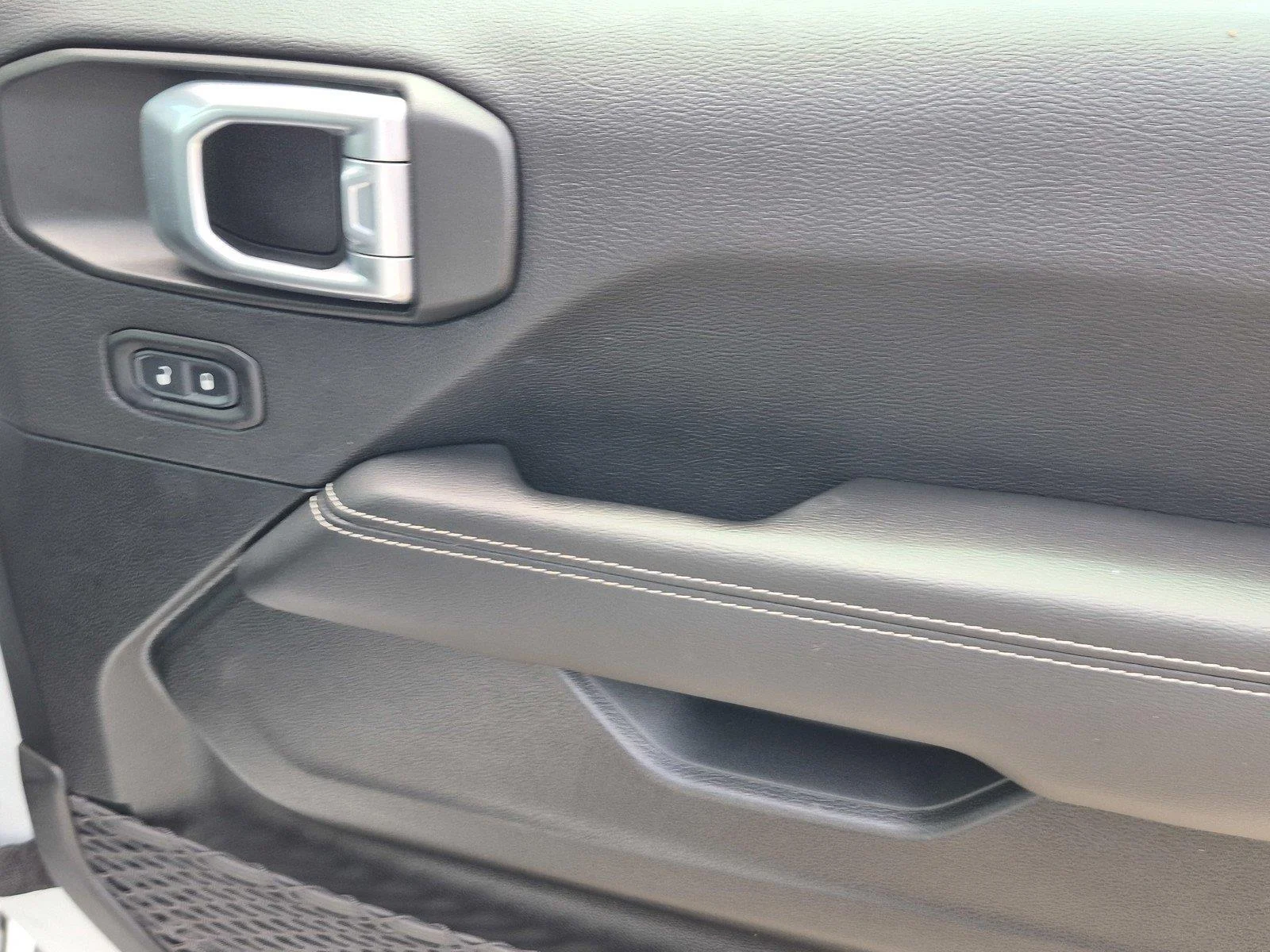 Used 2022 Bright White Clearcoat Jeep Unlimited Sahara image 10
