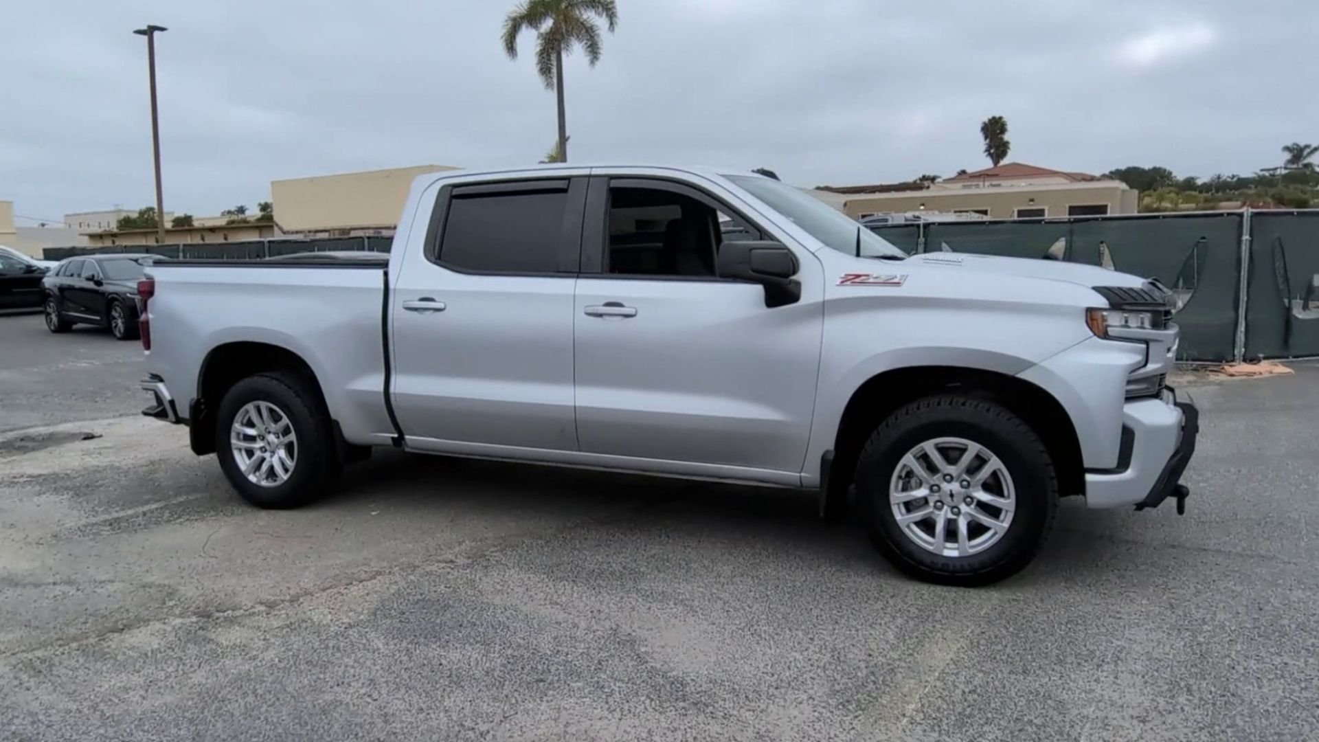 View vehicle photo 3