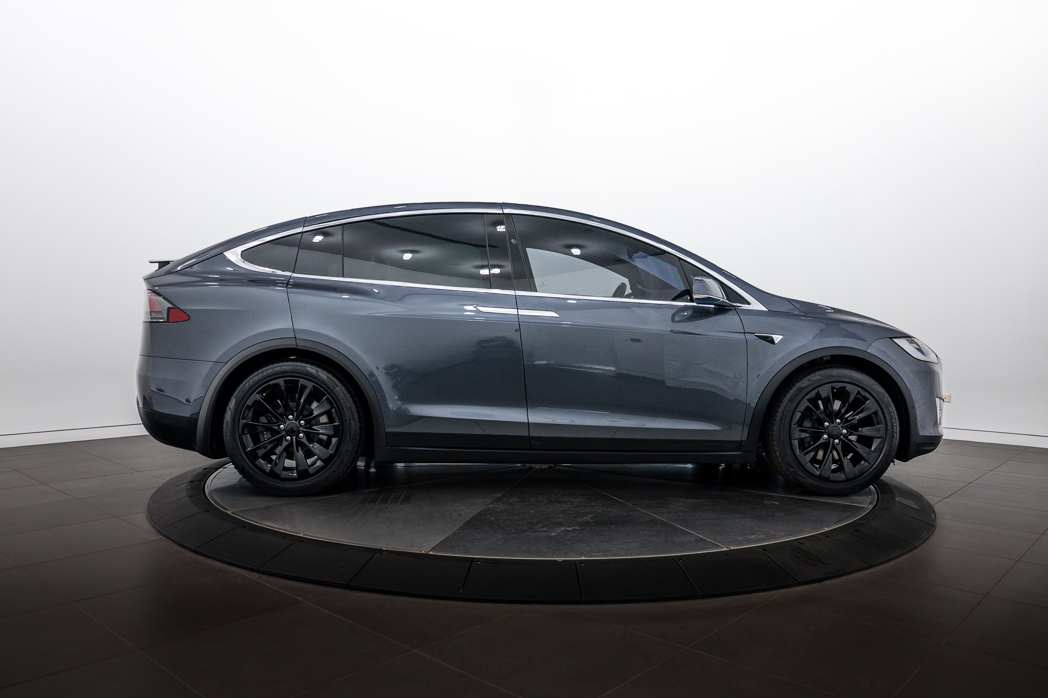 Used 2018 Tesla Model X 75D with VIN 5YJXCAE27JF091549 for sale in Highland Park, IL