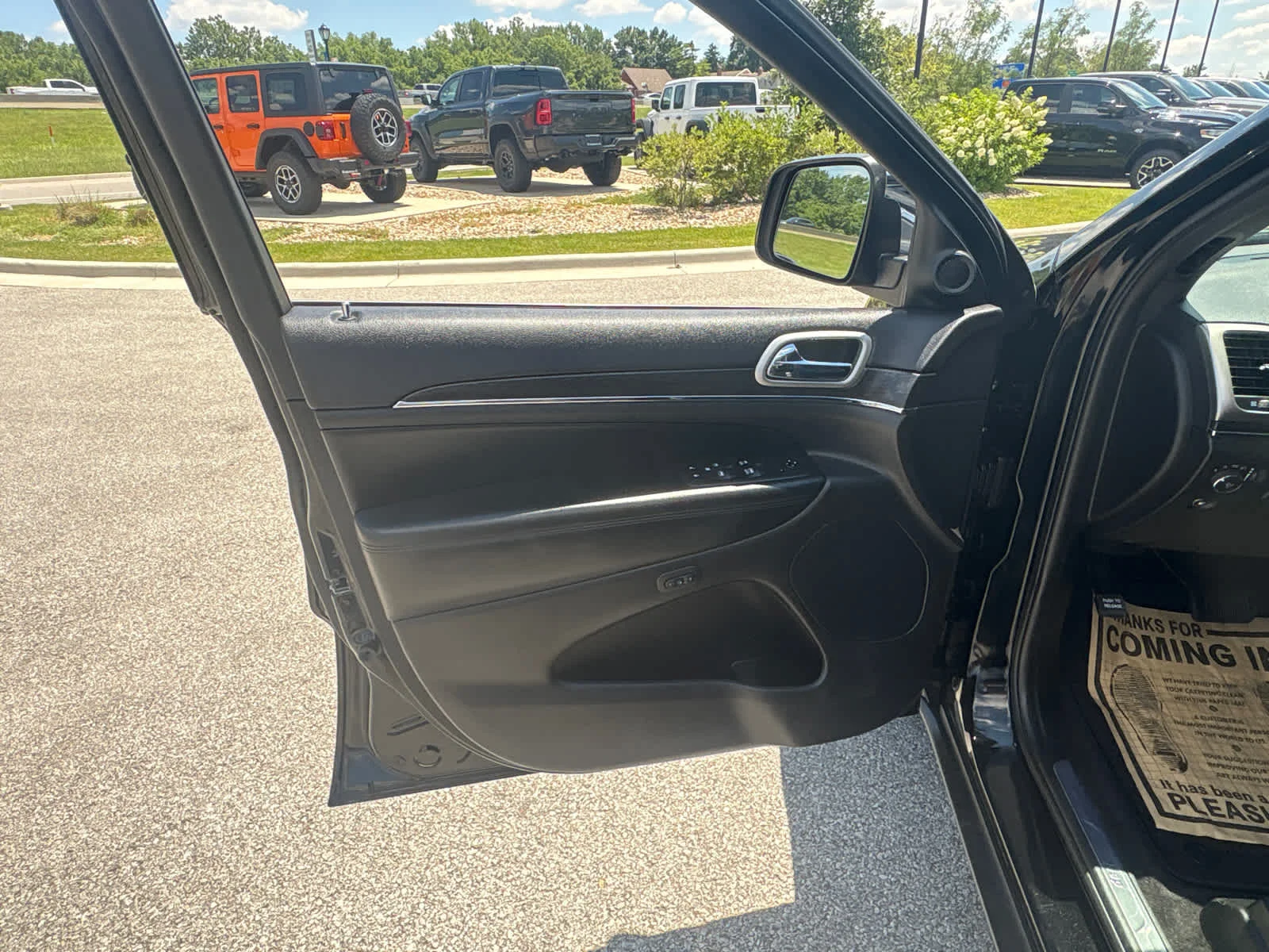 Used 2018 Diamond Black Crystal Pearlcoat Jeep Limited image 19
