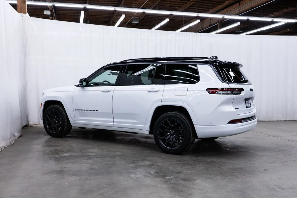 New 2026 Bright White Clear-Coat Exterior Paint Jeep Summit image 4