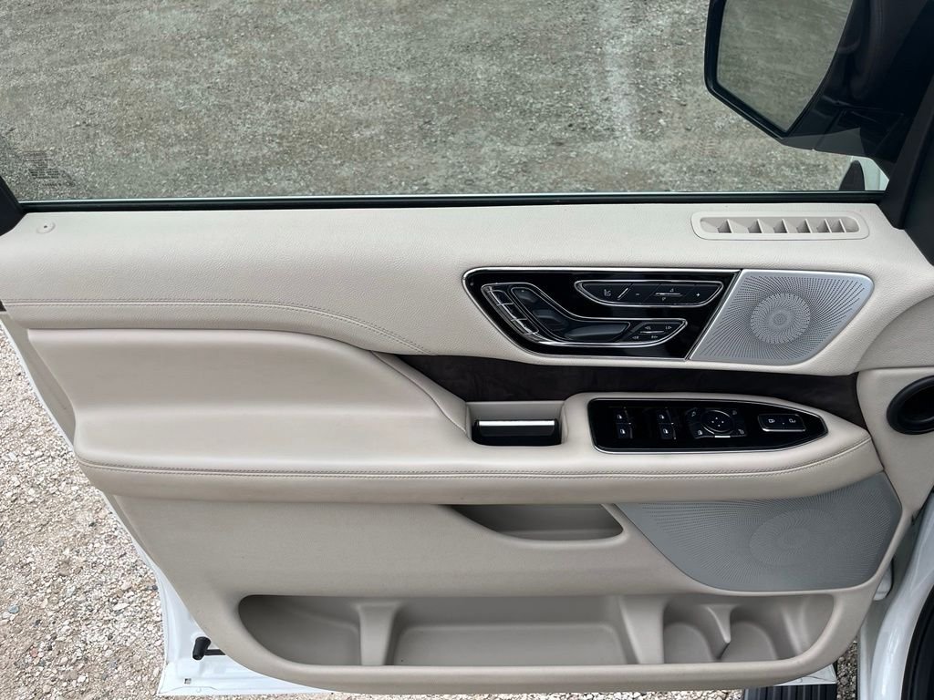 Used 2020 White Lincoln Reserve image 15