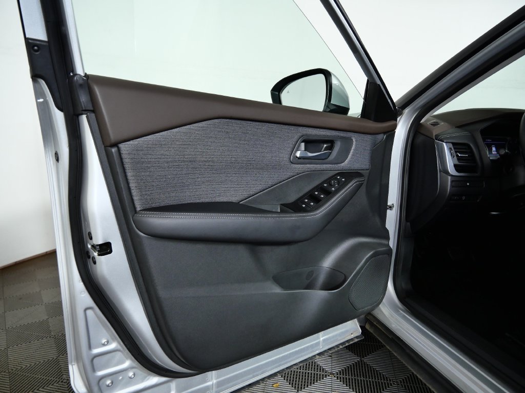 Used 2023 Silver Nissan SV image 16