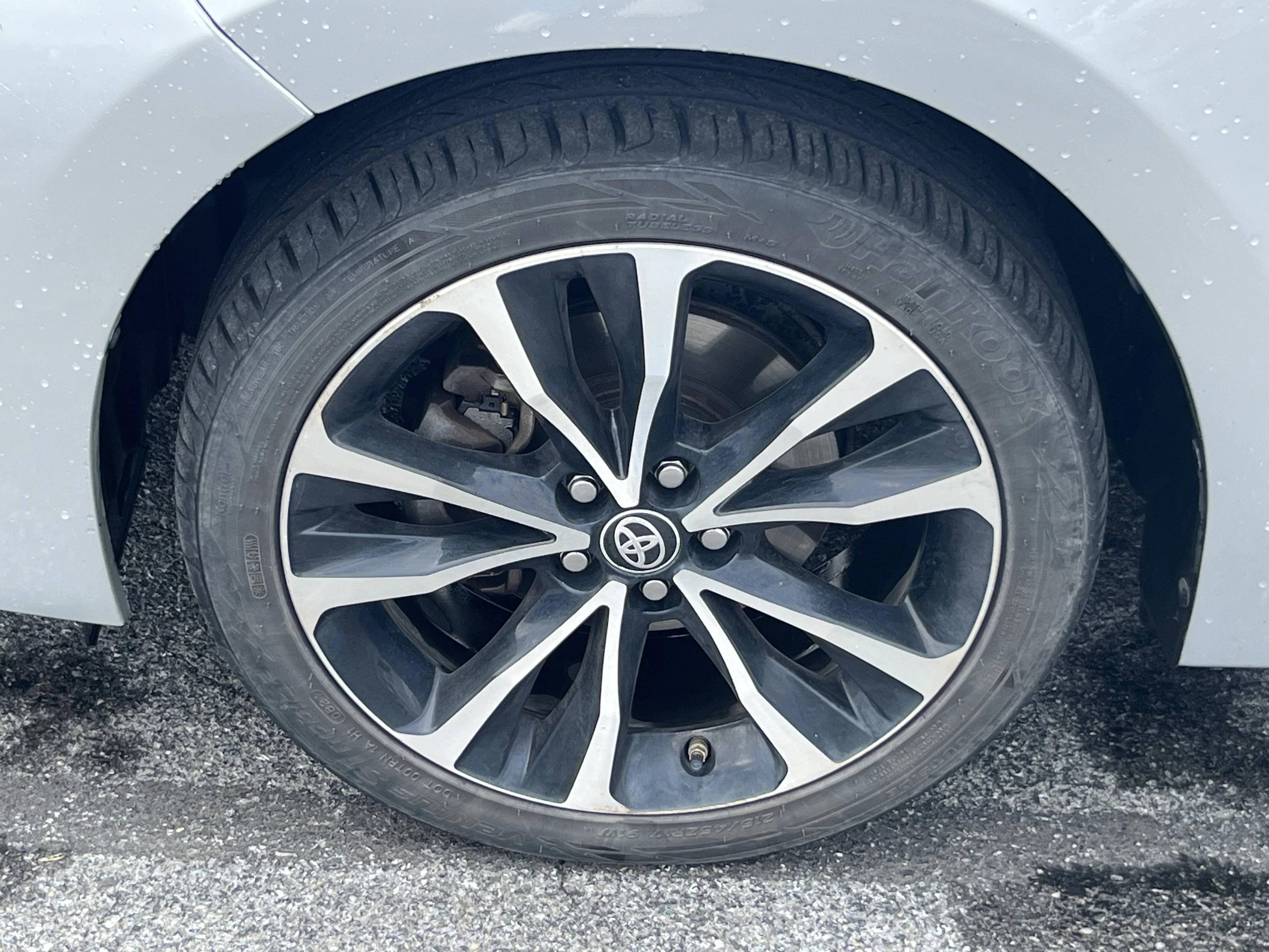 Used 2018 Classic Silver Metallic Toyota SE image 13