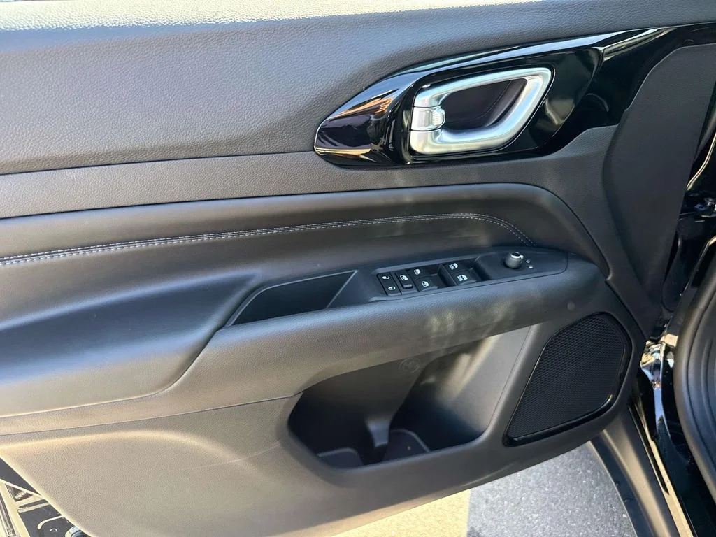 New 2026 Black Jeep Latitude image 21