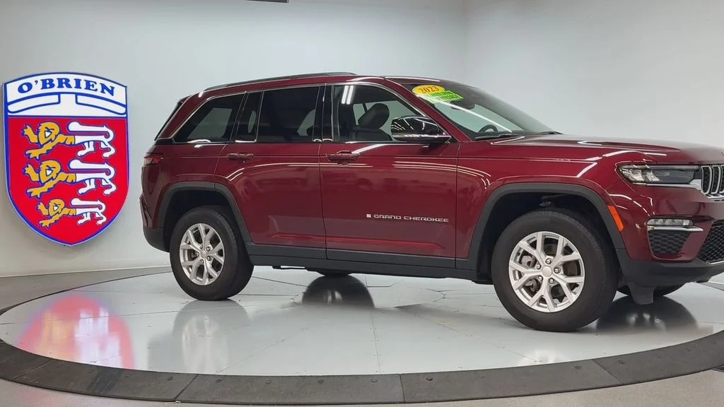 Used 2023 Velvet Jeep Limited image 3