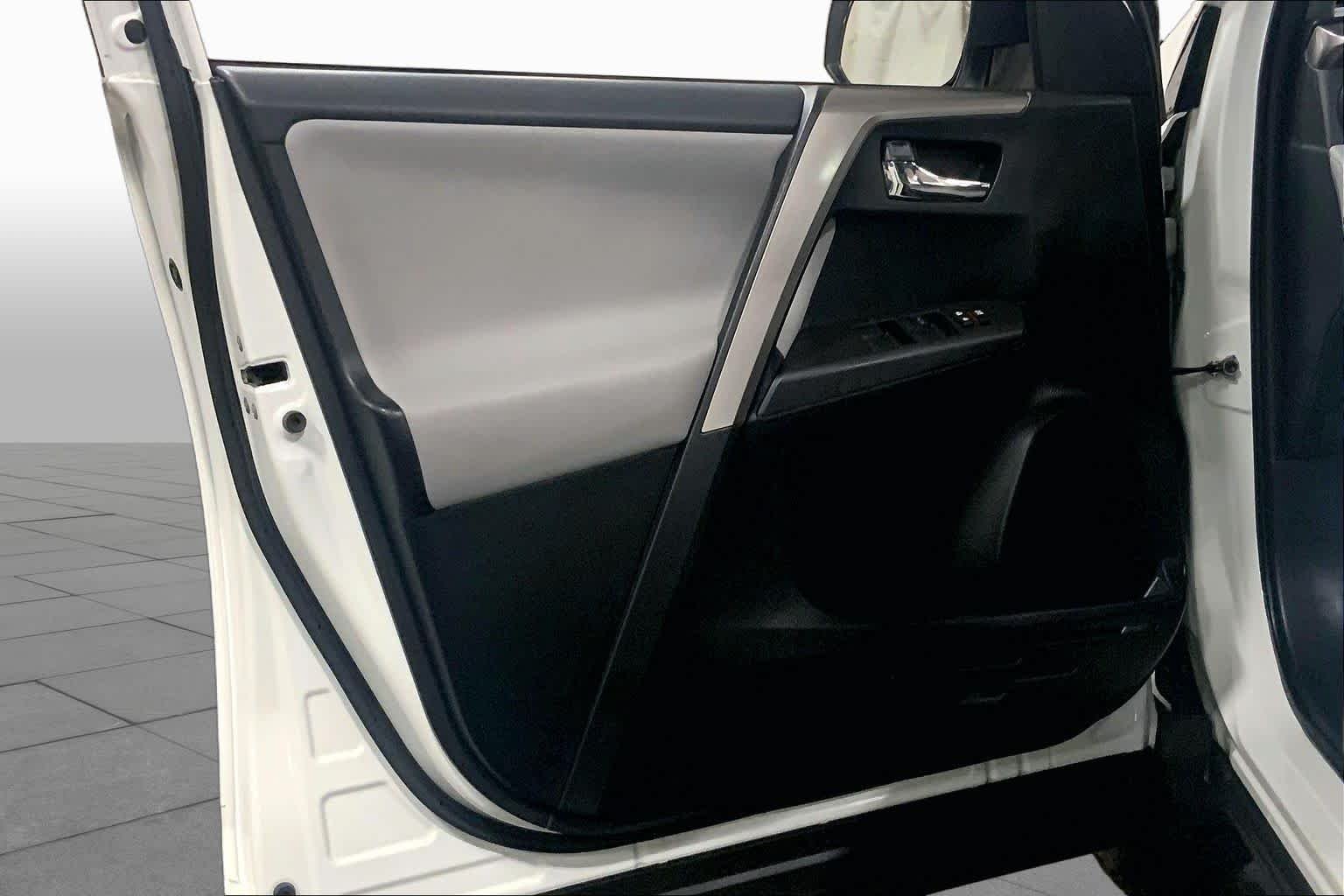 Used 2018 Super White Toyota XLE image 22