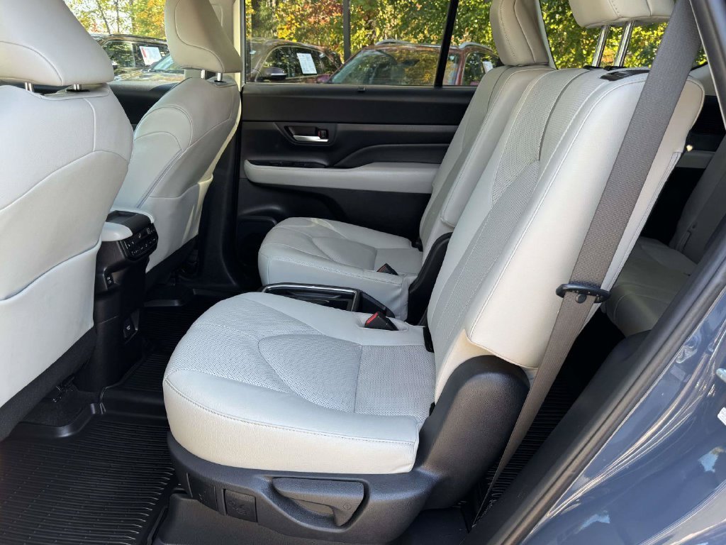 Used 2024 White Toyota Platinum image 19