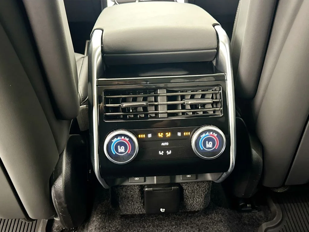 New 2026 Eiger Grey Land Rover SE image 26
