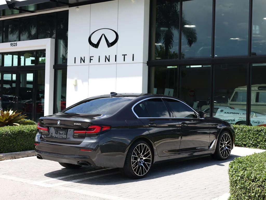 Used 2021 Gray BMW 530i xDrive image 4