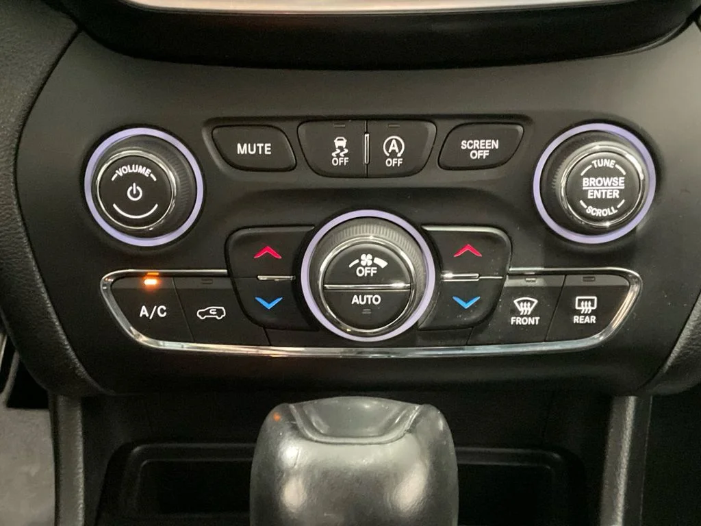 Used 2019 White Jeep Trailhawk image 25