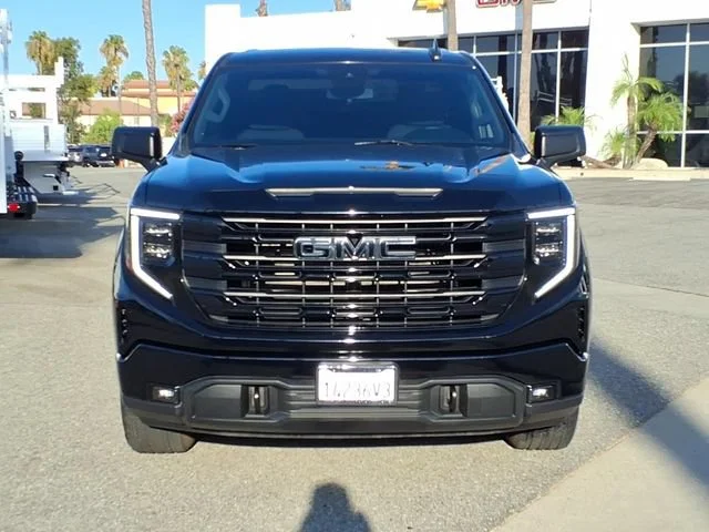 Used 2023 Onyx Black GMC Elevation image 2
