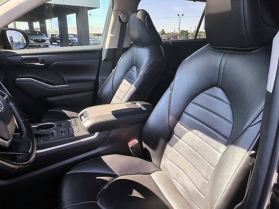 Used 2022 Midnight Black Metallic Toyota XLE image 13