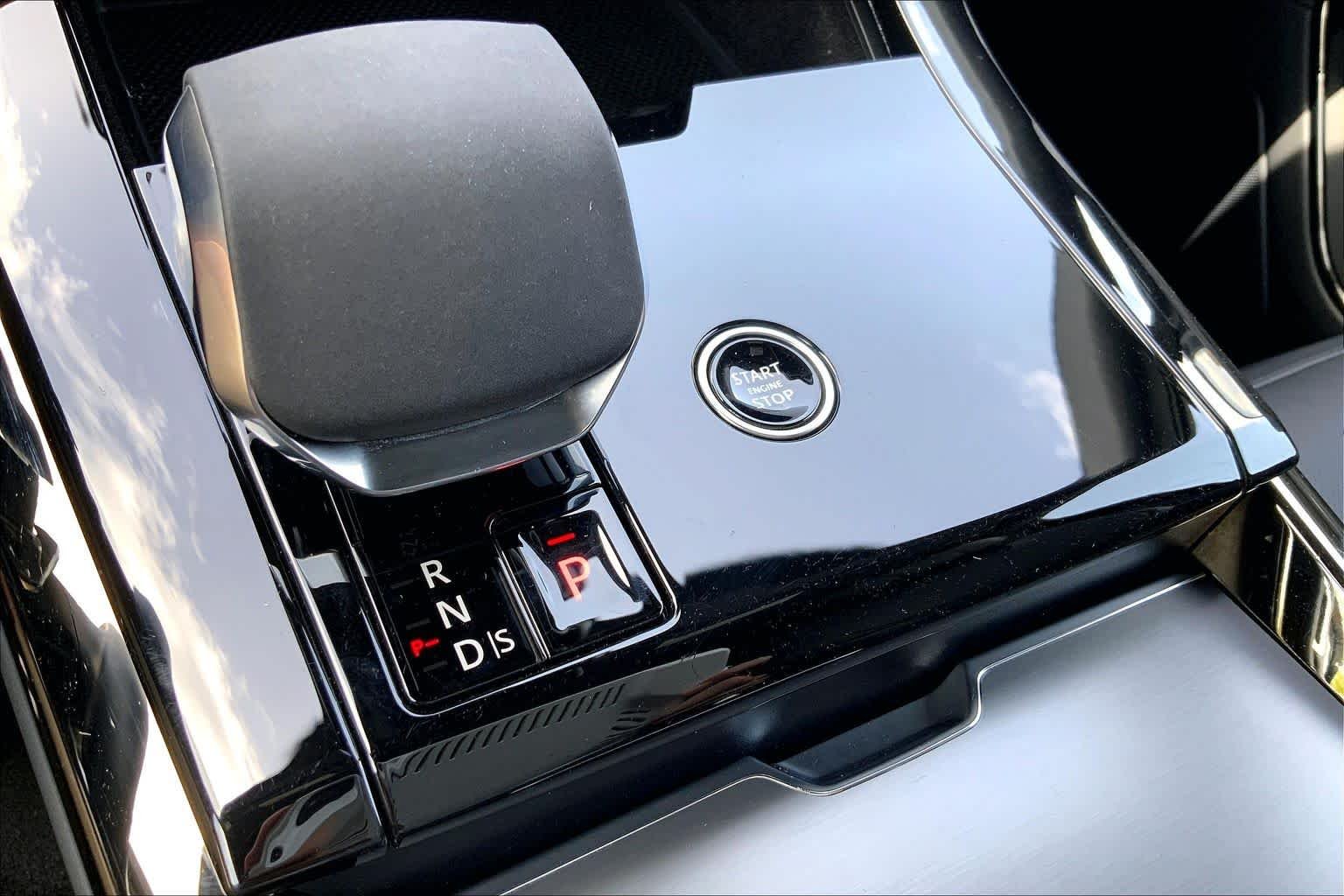 Used 2025 Fuji White Land Rover SE image 32