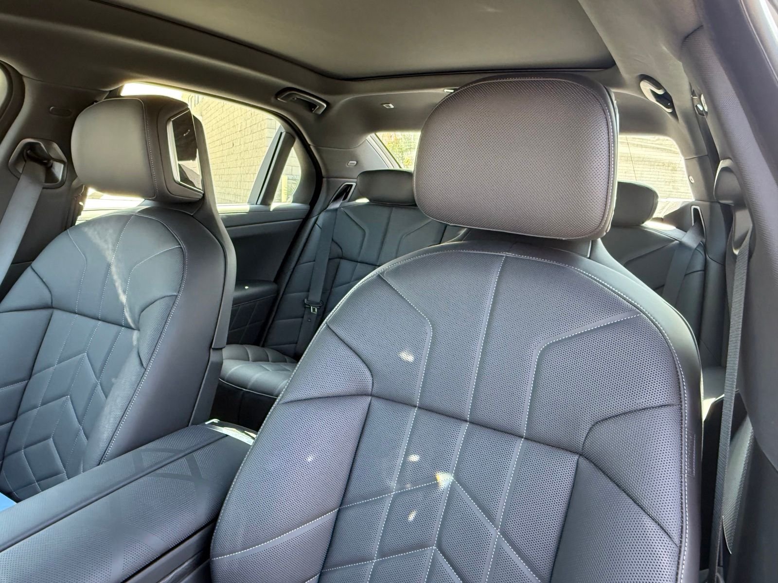 New 2026 Alpine White BMW 750e xDrive image 22
