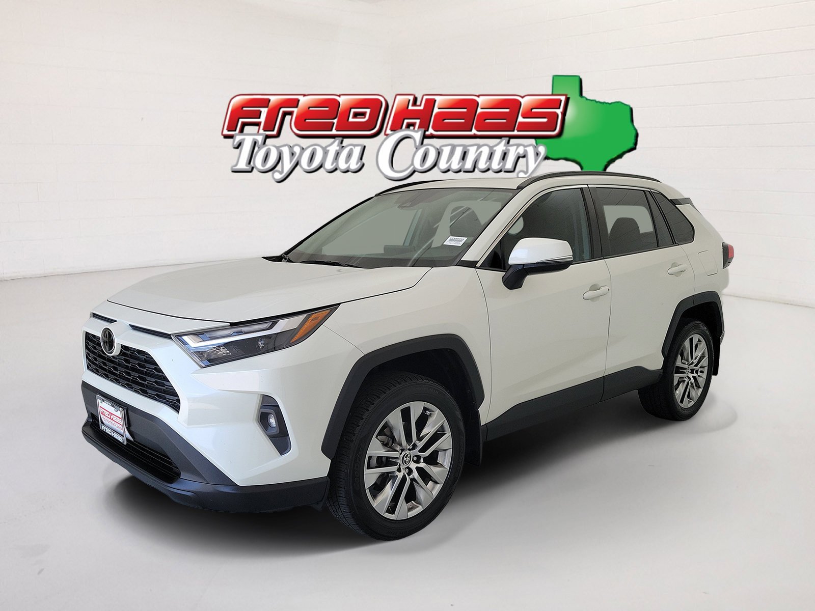 Used 2022 Blizzard Pearl Toyota XLE Premium image 1