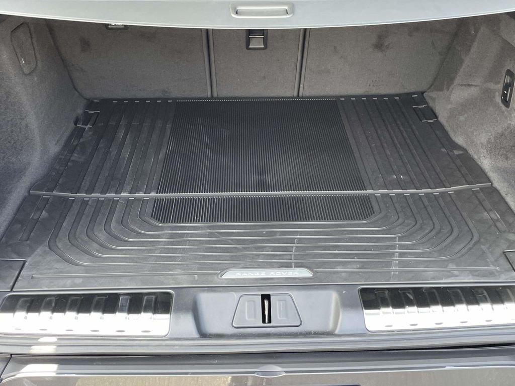 New 2026 Carpathian Grey Land Rover Dynamic SE image 17