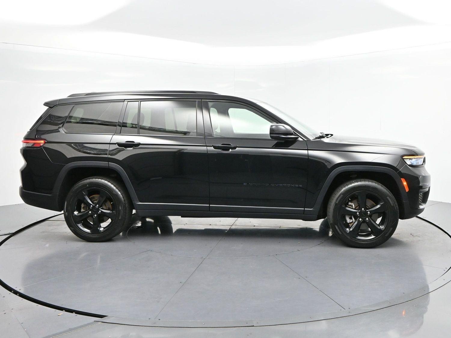 Used 2023 Diamond Black Crystal Pearlcoat Jeep Altitude image 8