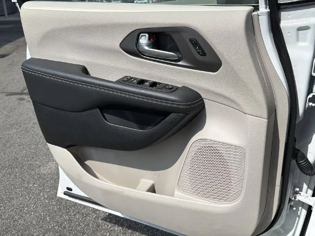 Used 2024 White Chrysler Touring L image 30