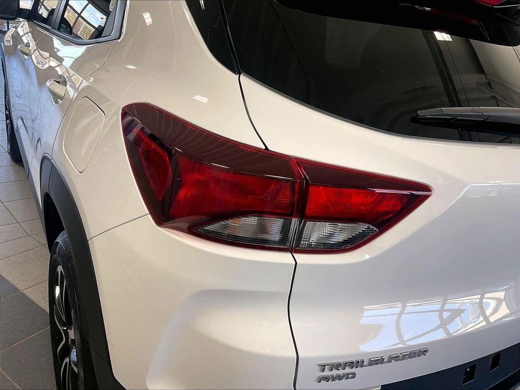 Used 2025 White Chevrolet LT image 33