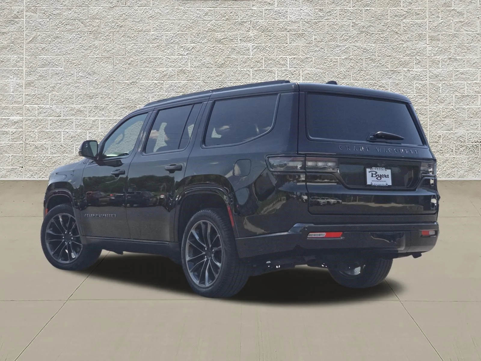 Used 2025 Diamond Black Crystal Pearlcoat Jeep Series II Obsidian image 5