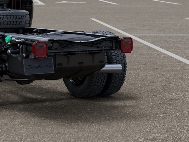 New 2026 Diamond Black Crystal Pearl-Coat Exterior Paint RAM Tradesman image 9