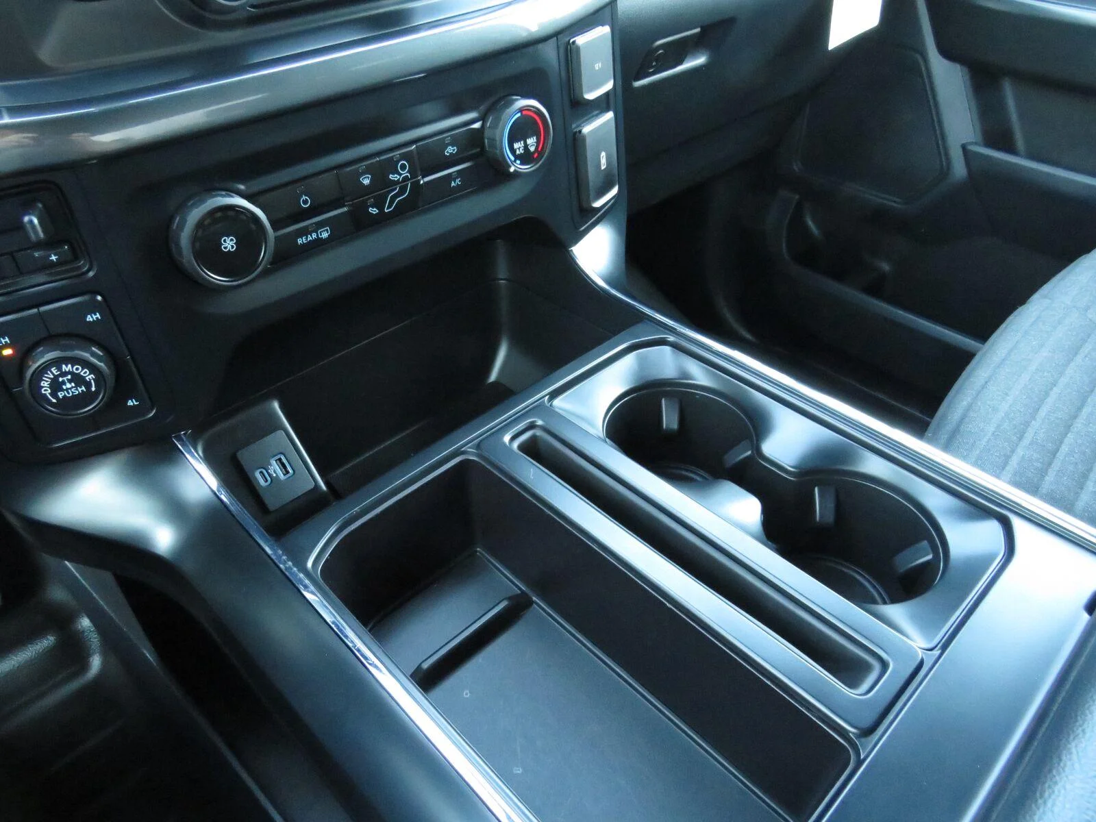 Used 2023  Ford XL image 30