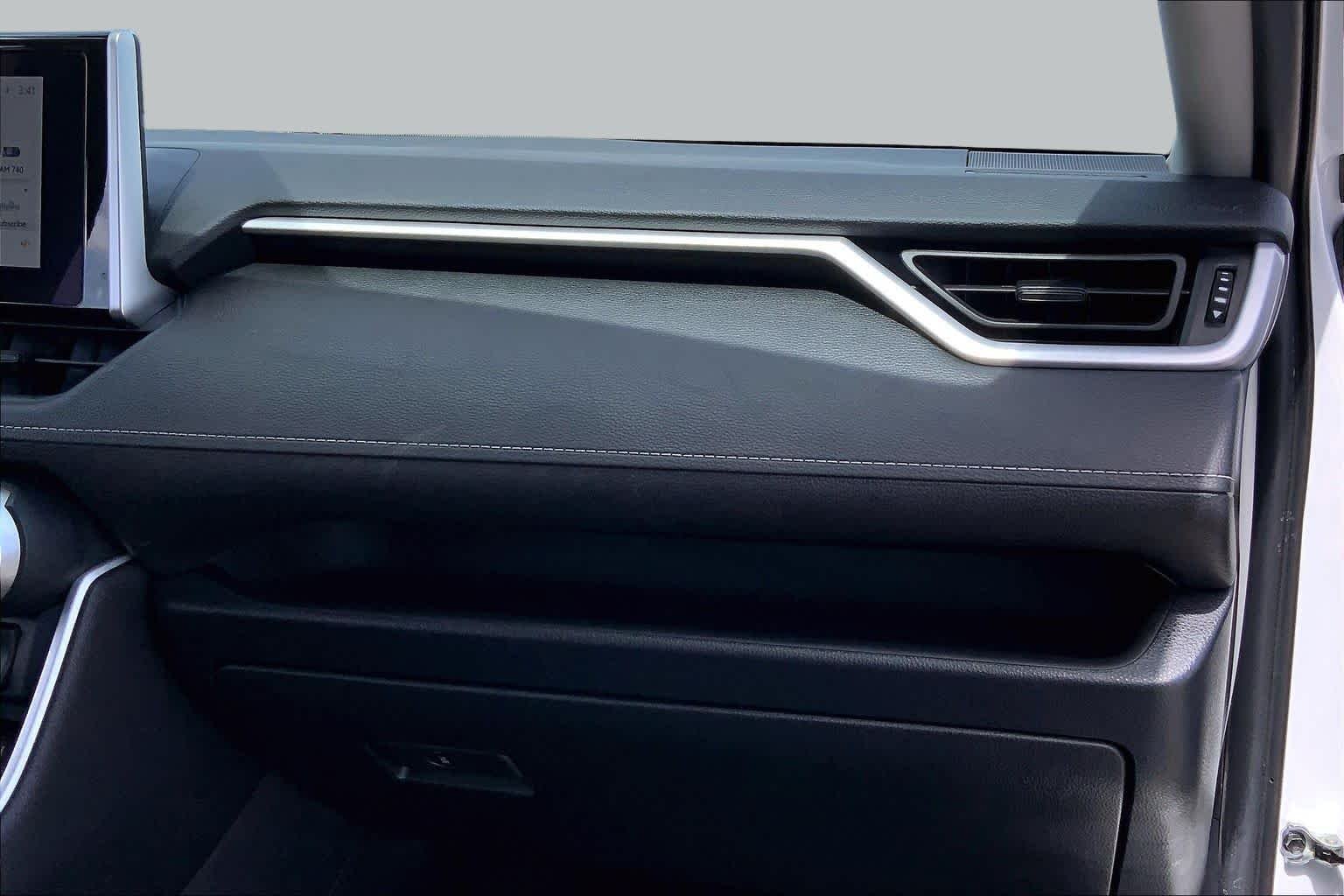 Used 2025 Ice Cap Toyota XLE image 18
