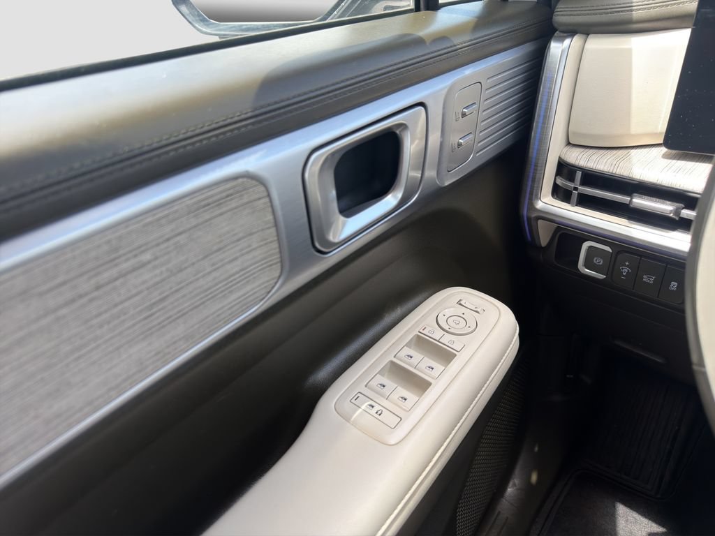 Used 2024 White Hyundai Calligraphy image 27