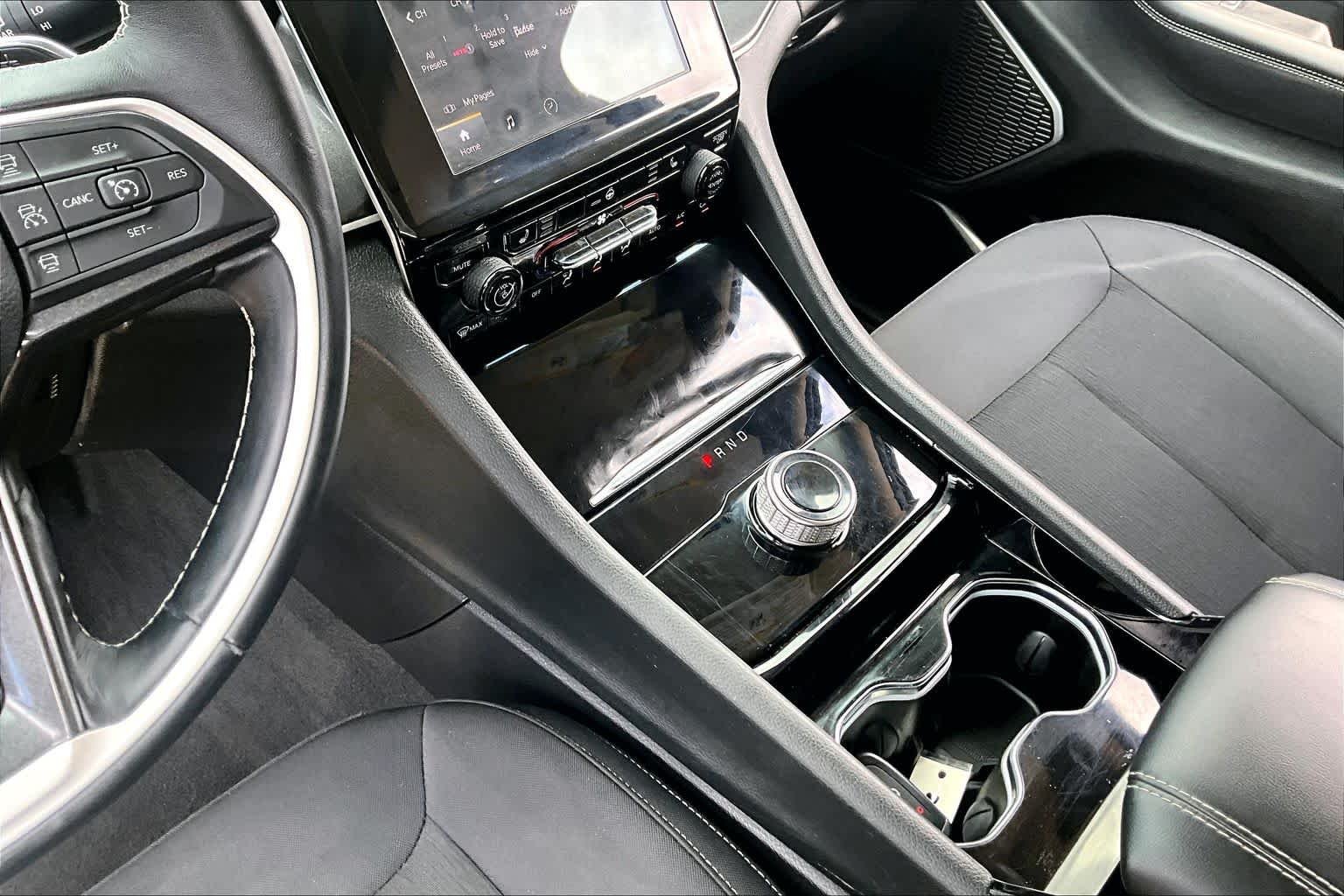Used 2022 Diamond Black Crystal Pearlcoat Jeep Laredo image 17