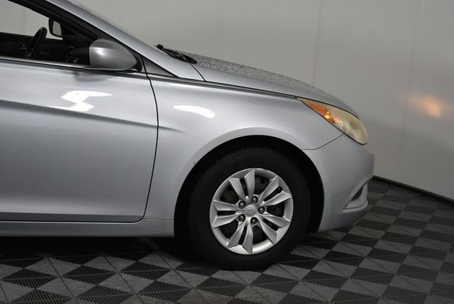 Used 2011 Silver Hyundai GLS image 11