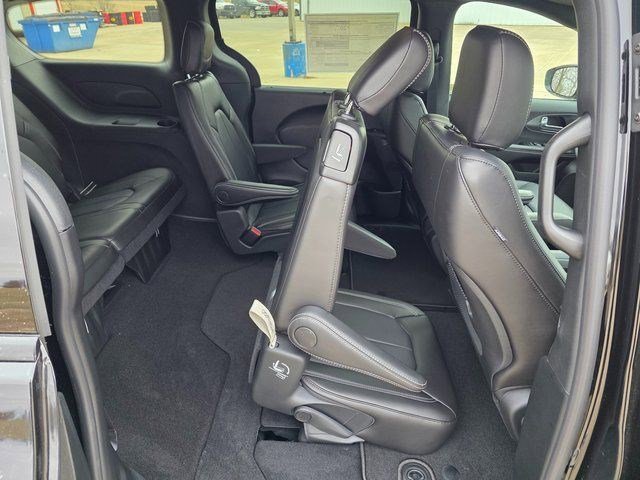 New 2026 Diamond Black Crystal Pearl-Coat Exterior Paint Chrysler Select image 15