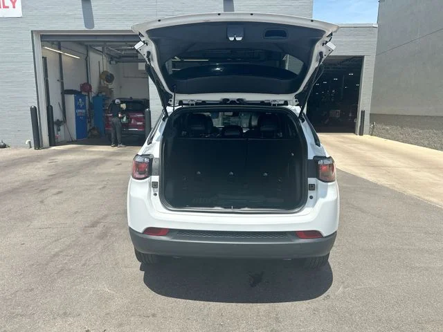 Used 2023 White Jeep Latitude image 25